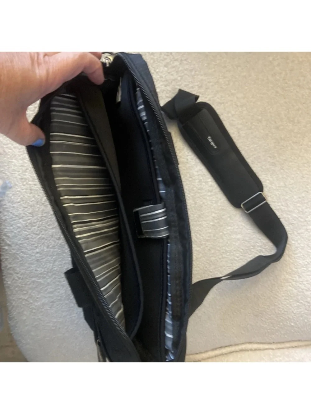 Targus Black Men's Crossbody Messenger laptop Bag 11X15”
